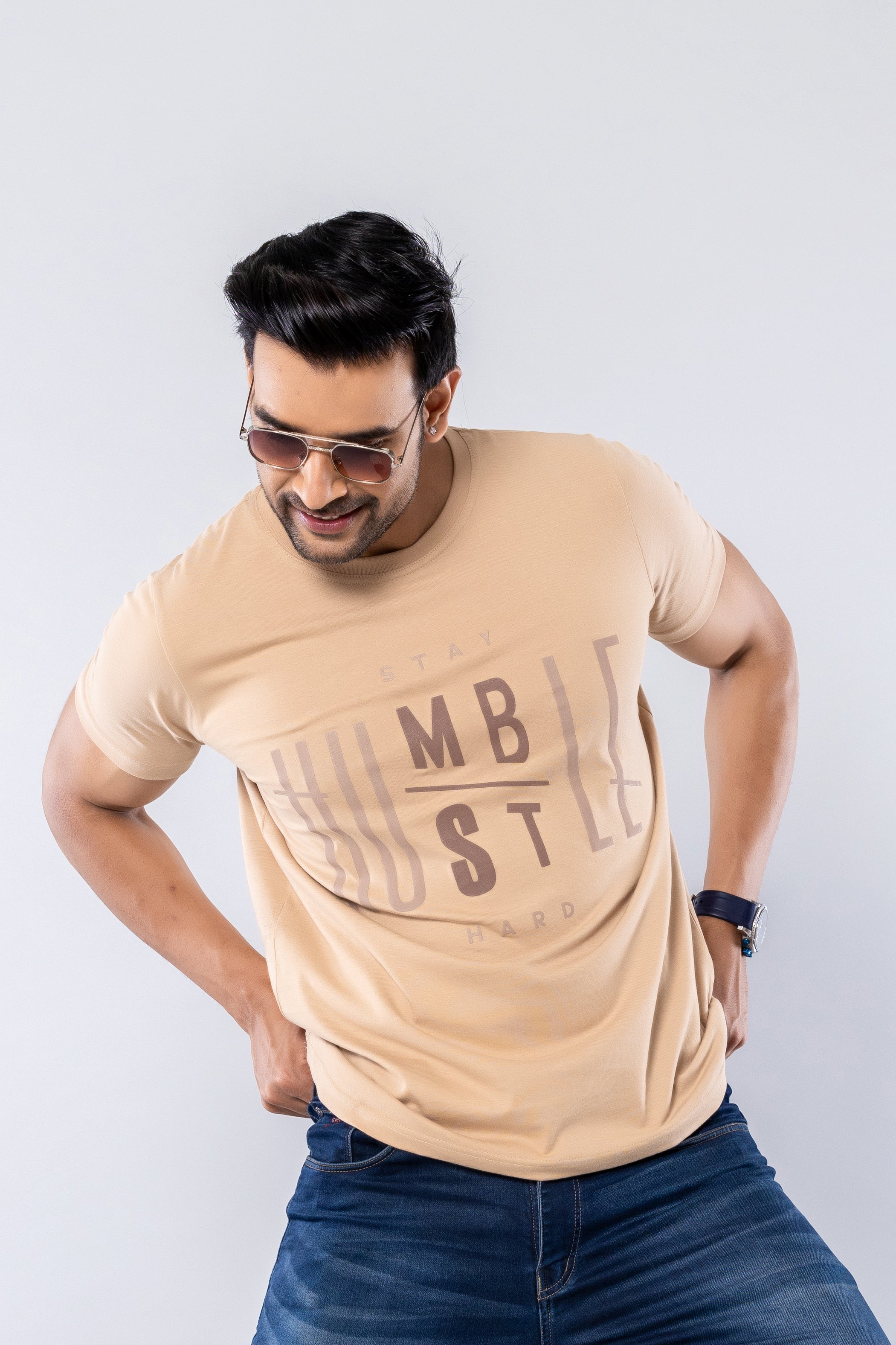 STAY HUMBLE HUSTLE HARD - BEIGE - Regular Fit T-Shirt