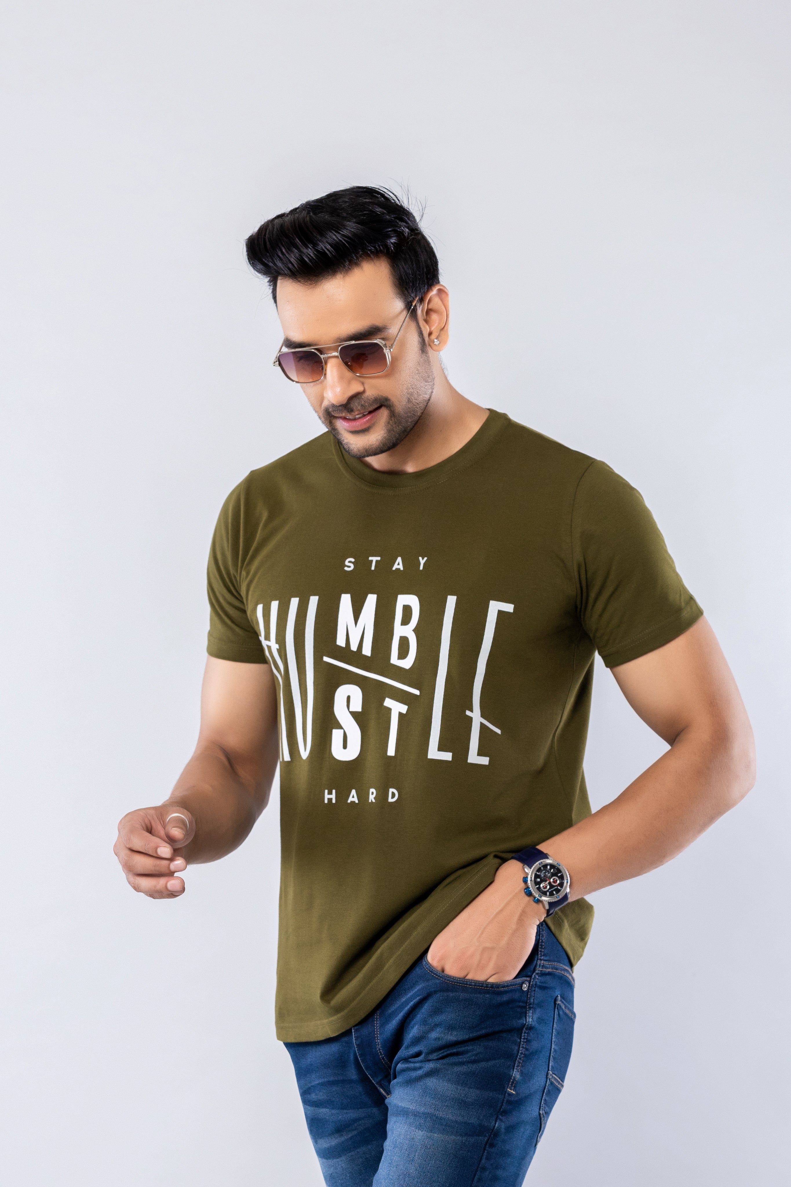 STAY HUMBLE HUSTLE HARD - MILITARY GREEN - Regular Fit T-Shirt