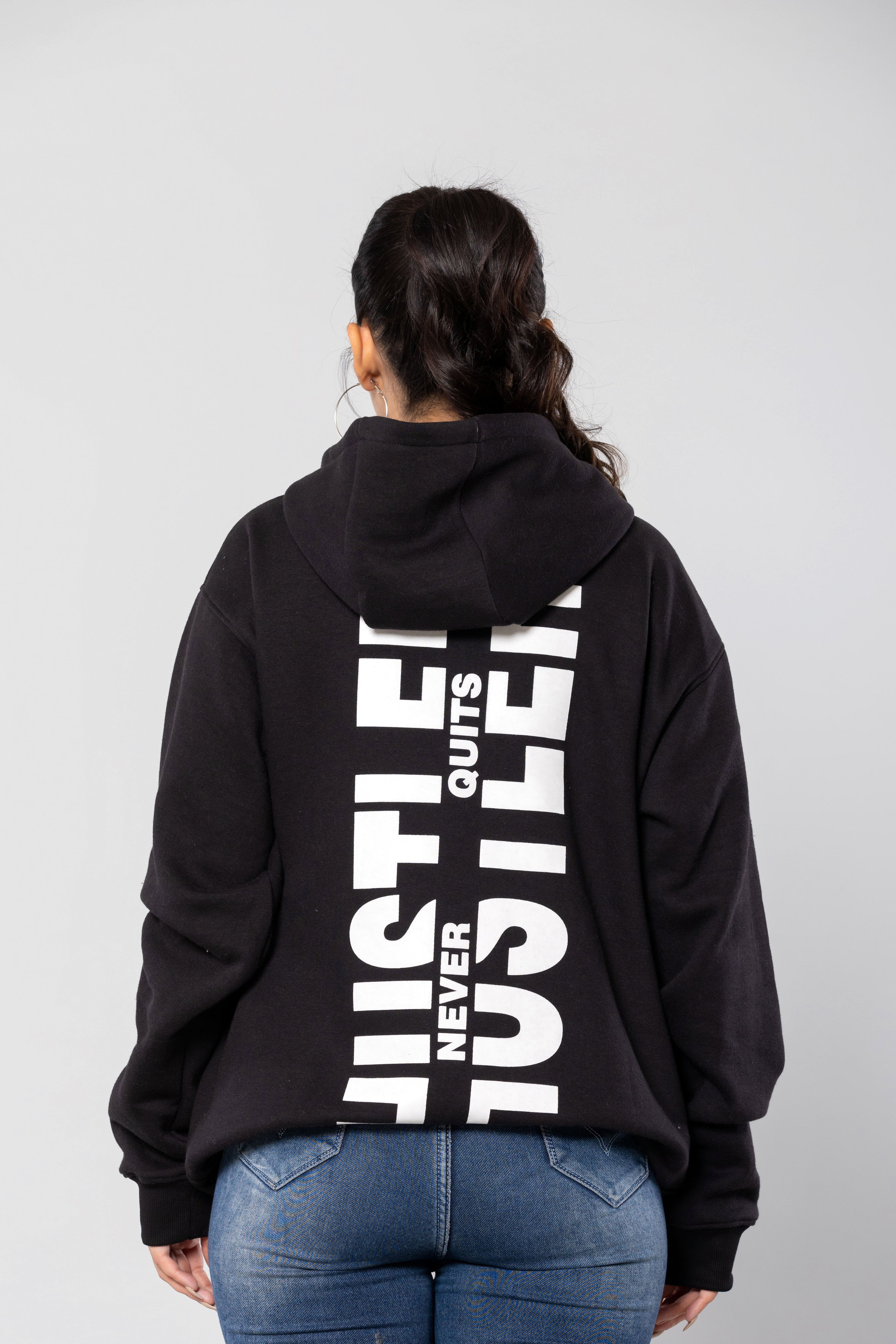 HUSTLER NEVER QUITS - BLACK - Comfort Fit Hoodie