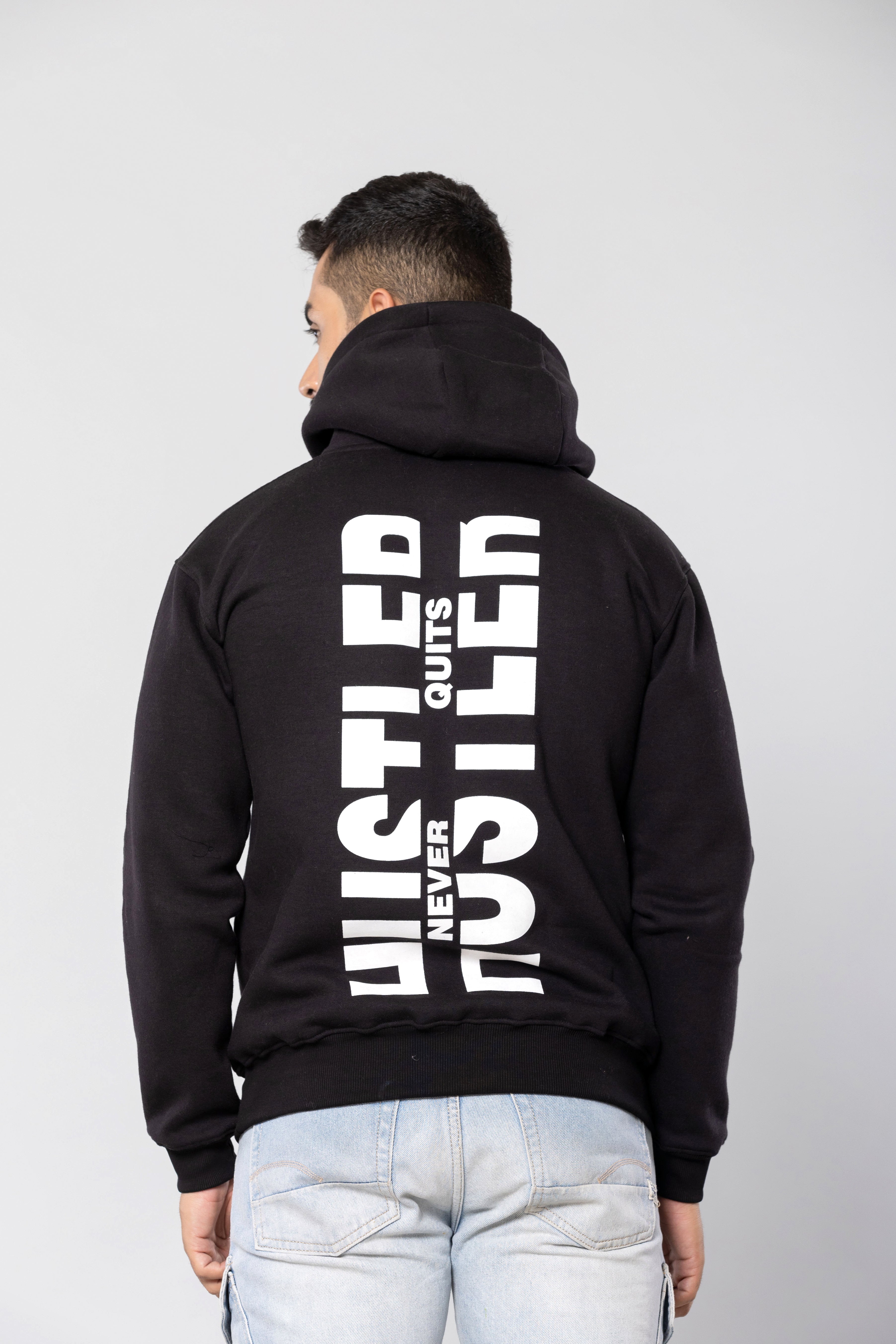 HUSTLER NEVER QUITS - BLACK - Comfort Fit Hoodie
